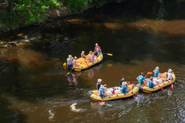 28 Temmuz 2024 'te Çek Cumhuriyeti' nin Güney Bohemya kentindeki Cesky Krumlov 'da Vltava nehrinde rafting ve kano yapan insanlar