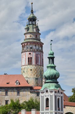 Cesky Krumlov kalesi, Çek Cumhuriyeti 'nin güney Bohemya bölgesinde 28 Temmuz 2024' te önemli bir turizm merkezi.