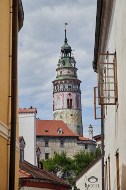 Cesky Krumlov kalesi, Çek Cumhuriyeti 'nin güney Bohemya bölgesinde 28 Temmuz 2024' te önemli bir turizm merkezi.