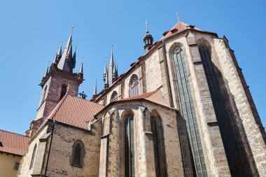 Tyn 'dan önce Tanrı' nın Annesi Gotik Kilisesi, Çek Cumhuriyeti 'nin başkenti Prag' daki Eski Şehir Meydanı 'nda popüler bir turizm merkezi.