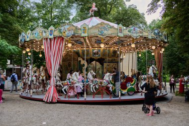 Avrupa 'nın en eski ve en güzel atlıkarıncalarından biri olan Floransa' dan 200 yıllık Petrin Tepesi 'ndeki tarihi atlıkarınca 13 Temmuz 2024' te Çek Cumhuriyeti 'nin Prag kentinde görüldü.