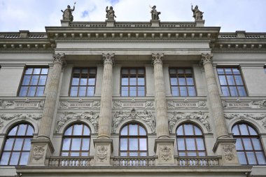 8 Ağustos 2024 'te Çek Cumhuriyeti' nin başkenti Prag 'daki Wenceslas Meydanı' ndaki Ulusal Müze binası