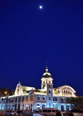 20 Nisan 2024 tarihinde Çin 'in Pekin kentindeki Tiananmen Meydanı' nın güneydoğu tarafında yer alan Çin demiryolları özel bir müzesi olan Çin Demiryolu Müzesi 'nin gece görüşü