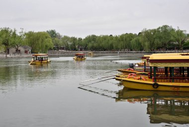 Beihai Parkı, halka açık park ve 19 Nisan 2024 'te Çin' in Pekin kentindeki Yasak Şehir 'in kuzeybatısında eski imparatorluk bahçesi.