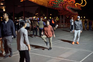 Çin 'in Pekin şehrinde 21 Nisan 2024' te, geleneksel Çin milli sporu olan Jianzi 'yi oynayan insanlar...