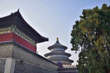 Ming ve Qing hanedanlarının imparatorlarının Pekin, Pekin 'de iyi hasat için cennete dua ettikleri Cennet Tapınağı' nın turistik simgesi.