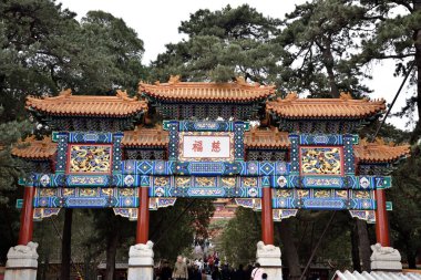 20 Nisan 2024 'te Çin' in Pekin kentindeki Çin İmparatorluk Bahçeleri ve sarayları kompleksi Yaz Sarayı 'nın kemer kapısı.