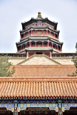 Budist Tütsü Kulesi (Foxiangge), 20 Nisan 2024 tarihinde Pekin, Çin 'deki Uzun Yaşam Sarayı' nda bahçe ve saray kompleksi üzerine kurulmuştur.