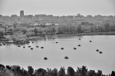 Kunming Gölü ve Yaz Sarayı, 20 Nisan 2024 tarihinde Pekin, Çin 'de Çin İmparatorluğu bahçeleri ve sarayları kompleksi