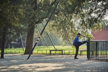 Çin 'in başkenti Pekin' deki bir parkta 21 Nisan 2024 'te Tai Chi pratiği yapan yaşlı bir adam.