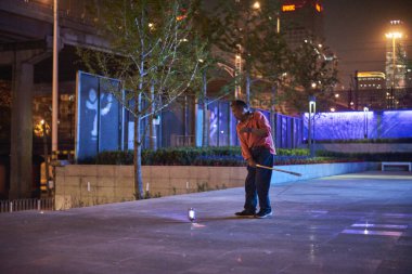 Çinlilerin dönen topları kırbaçladığı geleneksel bir Çin oyunu. Oyuncuların koni şeklinde dönen topları 21 Nisan 2024 'te Pekin, Çin' de kırbaçladıkları bir oyun.