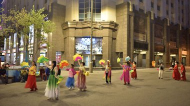 18 Nisan 2024 'te Çin' in başkenti Pekin 'de akşam saatlerinde sokakta dans eden bir grup yaşlı emekli.