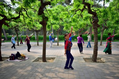 22 Nisan 2024 'te Çin' in başkenti Pekin 'de parkta dans eden bir grup yaşlı emekli kadın.