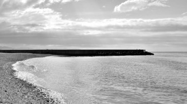 Panoramik siyah beyaz görüntü, Osaka Körfezi manzarası gün batımında Tajiri-cho, Izumisano, Osaka Bölgesi 'ndeki Marble Sahili' nde.