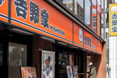 Yoshinoya Japon çok uluslu fast food zinciri Osaka, Japonya 'da 18 Şubat 2024' te gyudon et kasesi restoranları.