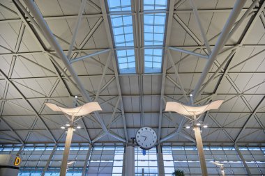 8 Ağustos 2023 'te Güney Kore' nin Seul kenti yakınlarındaki Incheon Uluslararası Havalimanı 1 numaralı yolcu terminalinin çatısı inşa edildi.