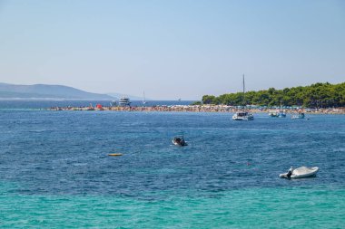 Hırvatistan 'ın Dalmaçya bölgesinde Adriyatik Denizi' nin Brac adasının güney kıyısındaki Bol kasabasındaki Zlatni faresi (Golden Horn) plajı, 24 Ağustos 2024