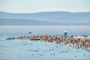 Hırvatistan 'ın Dalmaçya bölgesinde Adriyatik Denizi' nin Brac adasının güney kıyısındaki Bol kasabasındaki Zlatni faresi (Golden Horn) plajı, 24 Ağustos 2024