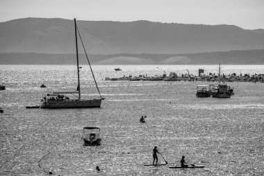 Hırvatistan 'ın Dalmaçya bölgesinde Adriyatik Denizi' nin Brac adasının güney kıyısındaki Bol kasabasındaki Zlatni faresi (Golden Horn) plajı, 24 Ağustos 2024