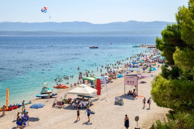 Hırvatistan 'ın Dalmaçya bölgesinde Adriyatik Denizi' nin Brac adasının güney kıyısındaki Bol kasabasındaki Zlatni faresi (Golden Horn) plajı, 24 Ağustos 2024