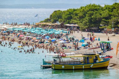 Hırvatistan 'ın Dalmaçya bölgesinde Adriyatik Denizi' nin Brac adasının güney kıyısındaki Bol kasabasındaki Zlatni faresi (Golden Horn) plajı, 24 Ağustos 2024