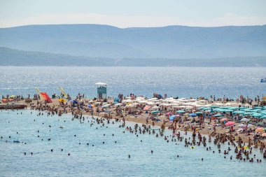 Hırvatistan 'ın Dalmaçya bölgesinde Adriyatik Denizi' nin Brac adasının güney kıyısındaki Bol kasabasındaki Zlatni faresi (Golden Horn) plajı, 24 Ağustos 2024