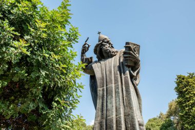 Hırvatistan 'ın Split kentindeki Giardin Parkı' nda 29 Ağustos 2024 'te heykeltraş İvan Mestroviç' in eseri olan Ortaçağ Hırvat Katolik Başpiskoposu Grgur Ninski 'nin (Gregory of Nin) heykeli