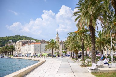 Hırvatistan 'ın Split, Dalmaçya bölgesinin başlıca turistik beldelerinden biri olan Adriyatik Denizi kıyısındaki Riva rıhtımı 29 Ağustos 2024' te