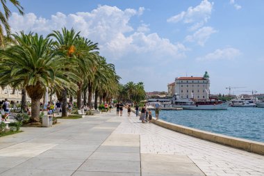 Hırvatistan 'ın Split, Dalmaçya bölgesinin başlıca turistik beldelerinden biri olan Adriyatik Denizi kıyısındaki Riva rıhtımı 29 Ağustos 2024' te
