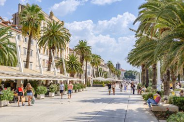 Hırvatistan 'ın Split, Dalmaçya bölgesinin başlıca turistik beldelerinden biri olan Adriyatik Denizi kıyısındaki Riva rıhtımı 29 Ağustos 2024' te