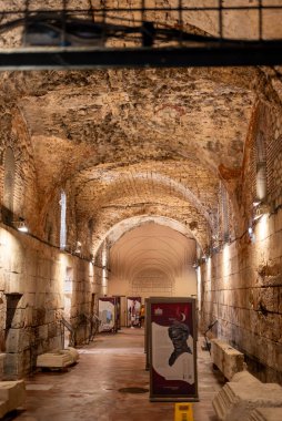 Hırvatistan 'ın Split kentinde 29 Ağustos 2024' te bulunan UNESCO dünya mirası sahasının Roma Tarihi Kompleksi 'nin altyapı ve mahzenleri