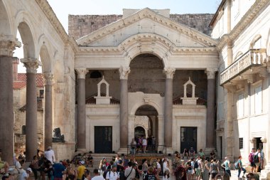Hırvatistan 'ın Split kentindeki UNESCO dünya mirası sahası Diocletian Sarayı Roma Tarihi Kompleksinin girişindeki Peristyle Meydanı, 29 Ağustos 2024