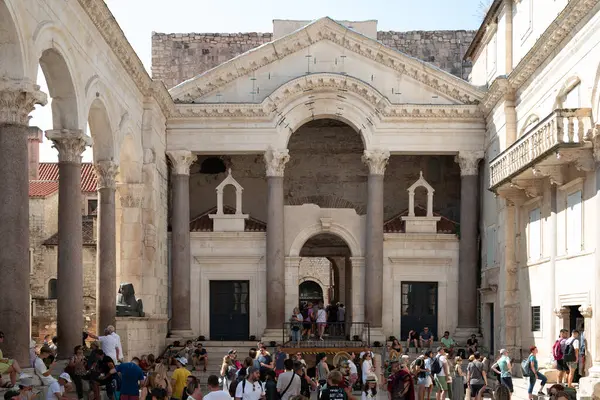 Hırvatistan 'ın Split kentindeki UNESCO dünya mirası sahası Diocletian Sarayı Roma Tarihi Kompleksinin girişindeki Peristyle Meydanı, 29 Ağustos 2024