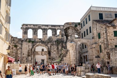 Hırvatistan 'ın Split kentindeki UNESCO dünya mirası sahası Diocletian Sarayı Roma Tarihi Kompleksi' ni 29 Ağustos 2024 'te ziyaret eden turist