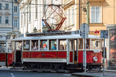 Çek Cumhuriyeti 'nin başkenti Prag' da 3 Eylül 2024 'te, 42 numaralı tarihi turizm hattı, kırmızı antika tramvay.