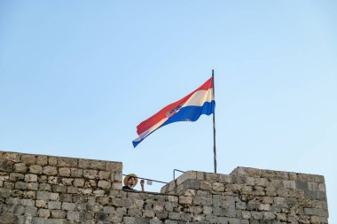 Hırvatistan bayrağı, 29 Ağustos 2024 'te Hırvatistan' ın Adriyatik Denizi 'ndeki UNESCO dünya mirası sahası olan Dubrovnik Eski Duvarlı Kenti' nin ortaçağ duvarlarının üzerinde görülüyor.