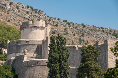 Hırvatistan Cumhuriyeti 'nin Adriyatik Denizi' ndeki UNESCO dünya mirası sahası Dubrovnik Eski Duvarlı Kenti 'nin ortaçağ duvarları