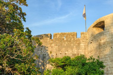 Hırvatistan Cumhuriyeti 'nin Adriyatik Denizi' ndeki UNESCO dünya mirası sahası Dubrovnik Eski Duvarlı Kenti 'nin ortaçağ duvarları