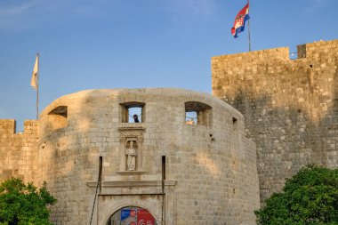 29 Ağustos 2024 'te Hırvatistan' ın Adriyatik Denizi 'ndeki UNESCO dünya mirası sahası Dubrovnik Eski Duvarlı Kenti' nin ortaçağ duvarları