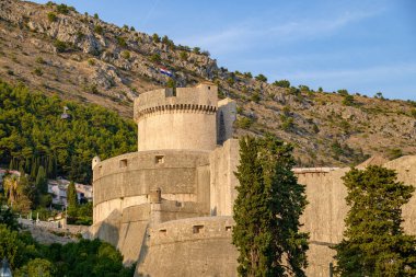 Hırvatistan Cumhuriyeti 'nin Adriyatik Denizi' ndeki UNESCO dünya mirası sahası Dubrovnik Eski Duvarlı Kenti 'nin ortaçağ duvarları