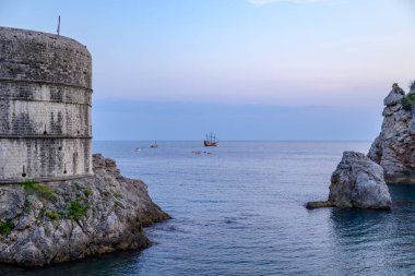 29 Ağustos 2024 'te Hırvatistan' ın Adriyatik Denizi 'ndeki UNESCO dünya mirası sahası Dubrovnik Eski Duvarlı Kenti' nin ortaçağ duvarları