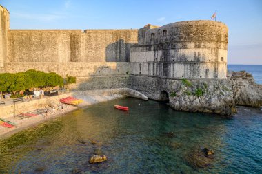 29 Ağustos 2024 'te Hırvatistan' ın Adriyatik Denizi 'ndeki UNESCO dünya mirası sahası Dubrovnik Eski Duvarlı Kenti' nin ortaçağ duvarları