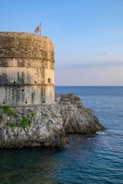 Hırvatistan Cumhuriyeti 'nin Adriyatik Denizi' ndeki UNESCO dünya mirası sahası Dubrovnik Eski Duvarlı Kenti 'nin ortaçağ duvarları