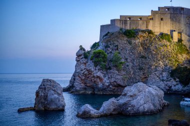 Fort Lovrijenac ve Hırvatistan 'ın Adriyatik Denizi' ndeki UNESCO dünya mirası sahası olan Dubrovnik Eski Duvarlı Kenti 'nin ortaçağ duvarları