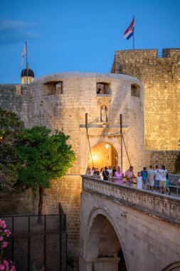 29 Ağustos 2024 'te Hırvatistan' ın Adriyatik Denizi 'ndeki UNESCO dünya mirası sahası Dubrovnik Eski Duvarlı Kenti' nin ortaçağ duvarları