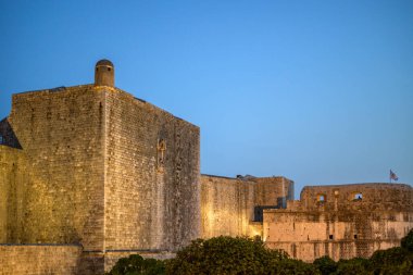 Hırvatistan Cumhuriyeti 'nin Adriyatik Denizi' ndeki UNESCO dünya mirası sahası Dubrovnik Eski Duvarlı Kenti 'nin ortaçağ duvarları