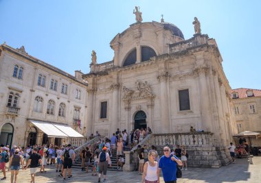 Hırvatistan 'ın başkenti Dubrovnik' teki Bakire Meryem 'in Varsayımının Roma Katolik Katedrali' ni ziyaret eden turistler, 27 Ağustos 2024 'te