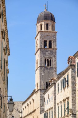 Hırvatistan 'ın Dubrovnik kentindeki Pile kapısı yakınlarındaki eski kasabanın ana caddesi Stradun' da yer alan Fransisken keşişinin Aziz Kurtarıcı Kilisesi ve çan kulesi.