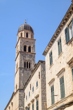 Hırvatistan 'ın Dubrovnik kentindeki Pile kapısı yakınlarındaki eski kasabanın ana caddesi Stradun' da yer alan Fransisken keşişinin Aziz Kurtarıcı Kilisesi ve çan kulesi.