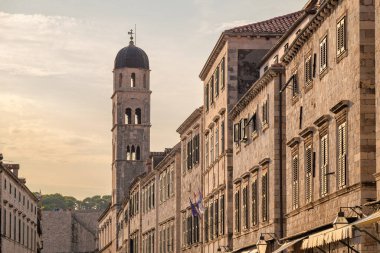 Hırvatistan 'ın Dubrovnik kentindeki Pile kapısı yakınlarındaki eski kasabanın ana caddesi Stradun' da yer alan Fransisken keşişinin Aziz Kurtarıcı Kilisesi ve çan kulesi.